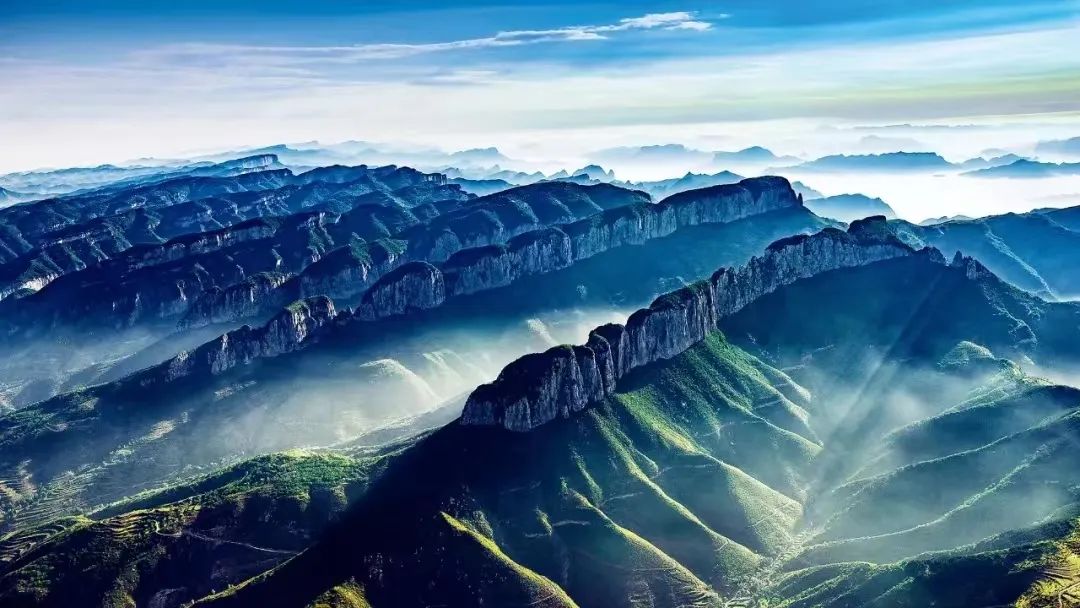 長治武鄉(xiāng)的板山到黎城陽坡、廣志山一帶的山體,是典型的嶺脊型墻狀山.jpg